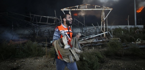 Bombeiro tenta apagar fogo no depósito de combustível de usina de energia de Gaza