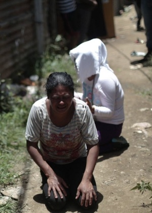 30.jul.2014 - Mulher chora ajoelhada na favela "Buena Vista" durante desocupação, na Cidade da Guatelama. Os moradores afirmam que a área é ocupada há dois anos por 160 famílias de baixa renda