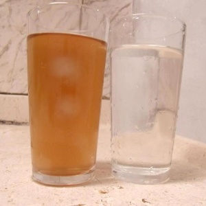 À esquerda, um copo com água retirada de uma torneira de uma residência de Itu; à direita, um copo com água mineral