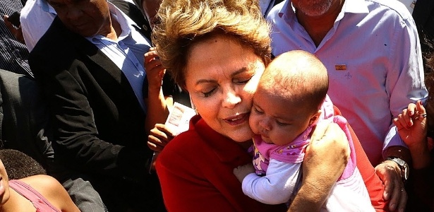 Dilma abraça bebê durante visita à Unidade Básica de Saúde (UBS) do bairro Jardim Jacy, em Guarulhos
