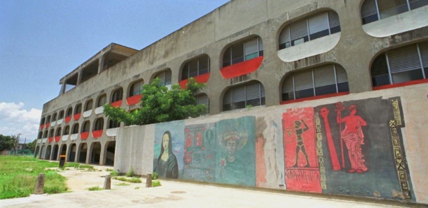 Monique Cabral/Folhapress Assinado por Oscar Niemeyer, o projeto arquitetônico dos Cieps foi pensado a partir da utilização de peças pré-moldadas de concreto, o que torna a obra mais barata