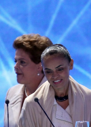 26.ago.2014 - A candidata à reeleição, Dilma Rousseff (PT), passa pela adversária Marina Silva (PSB) ao se posicionar no palco do primeiro debate entre os presidenciáveis, promovido pela TV Bandeirantes nesta terça-feira