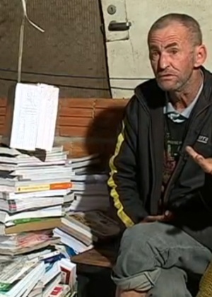 O catador Antônio Osni Monn denunciou o descarte irregular de cerca de 3.000 livros didáticos em SC