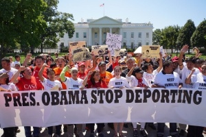 28.ago.2014 - Ativistas protestam pelos direitos dos imigrantes em frente à Casa Branca. Os manifestantes pediram ao presidente dos Estados Unidos, Barack Obama, para parar as deportações 
