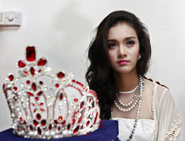 May Myat Noe, Miss Ásia-Pacífico 2014, posa junto com coroa que ganhou no certame