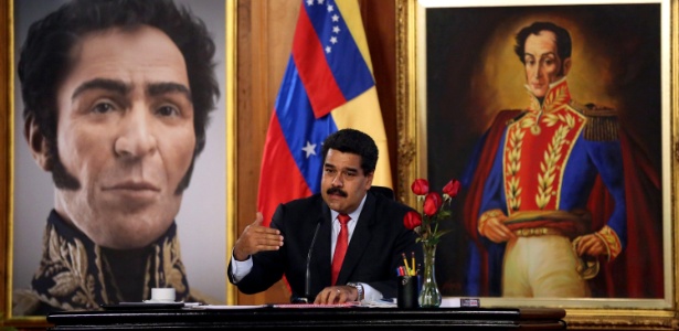 2.set.2014 - O presidente venezuelano, Nicolás Maduro, participa de pronunciamento em cadeia nacional de rádio e televisão, no Palácio Miraflores, em Caracas