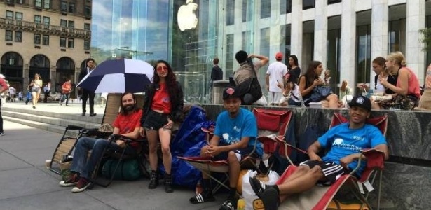 3.set.2014 - Fãs acampam em frente à Apple para comprar iPhone 6 em Nova York (EUA)