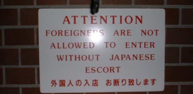 Placa diz que estrangeiros não podem entrar se não tiveram um japonês nativo acompanhando