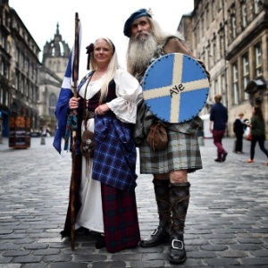 Ativistas pró-independência posam vestindo roupas tradicionais escocesas em Edimburgo, na Escócia, antes do referendo que decidirá se o país se separa do Reino Unido ou não
