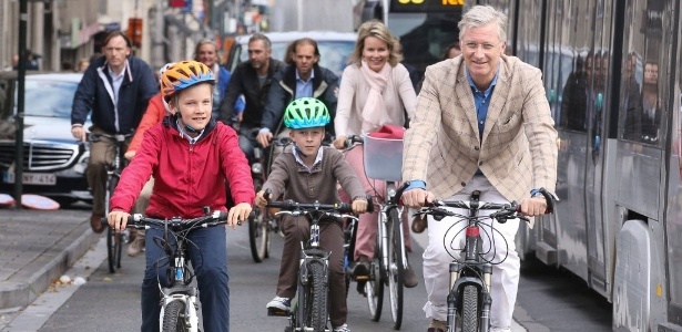 Os príncipes belgas, Emmanuel e Gabriel, andam de bicicleta com os pais, a rainha Mathilde e o rei Philippe, na Semana da Mobilidade, em setembro de 2014, em Bruxelas, na Bélgica