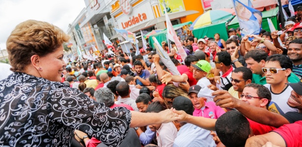 Dilma Rousseff faz caminhada no município de Feira de Santana, na Bahia