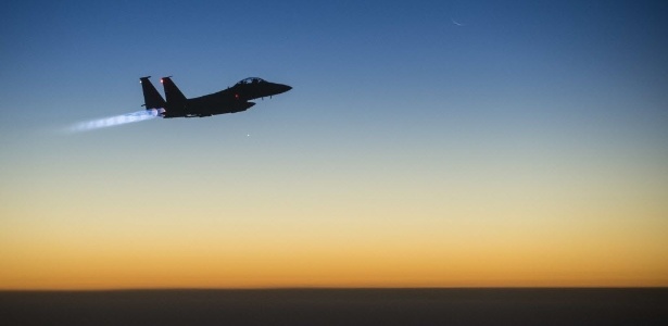 Foto divulgada nesta sexta-feira (26) pelo Comando Central da Força Aérea dos Estados Unidos mostra um avião americano voando sobre o norte do Iraque no início da manhã da terça-feira (23), após realizar ataques aéreos na Síria