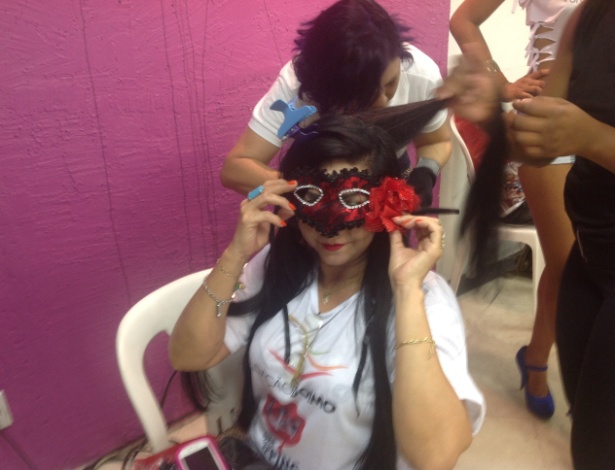 A prostituta Gabriela coloca máscara para não ser identificada, enquanto se prepara para desfilar no concurso Miss Prostituta, realizado no shopping Uai, no centro de Belo Horizonte. A filha Roberta, 20, que ajuda a mãe, faz programas para pagar a uniiversidade