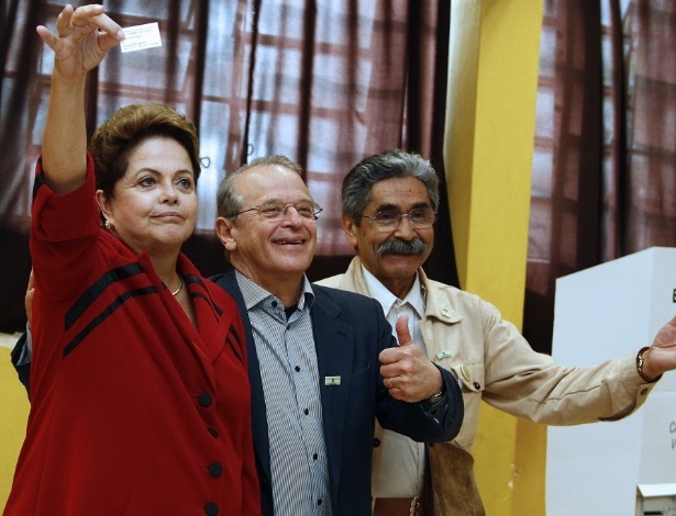 A presidente Dilma Rousseff vota em Porto Alegre na companhia do governador e candidato à reeleição Tarso Genro (PT) e de Olívio Dutra, que foi derrotado na disputa ao Senado no Estado
