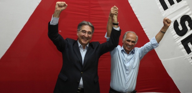 Fernando Pimentel (à esq.) comemora a vitória ao lado do vice, Antonio Andrade (PMDB)