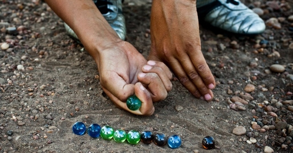 3nov2011---criancas-brincam-de-bolinhas-de-gude-na-cidade-de-bella-union-no-uruguai-a-cidade-faz-parte-da-triplice-fronteira-entre-brasil-uruguai-e-argentina-1412784907157_956x500.jpg