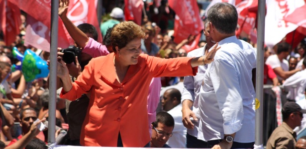 Dilma Rousseff (PT), candidata à reeleição, participa de caminhada com lideranças políticas em Contagem (MG)