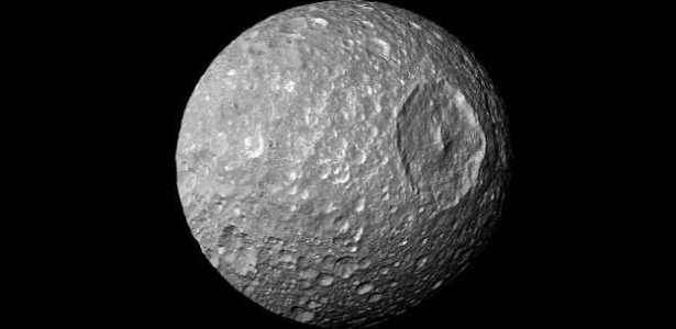 Antes conhecida por parecer com a "Estrela da Morte" de "Guerra nas Estrelas", Mimas agora chama a atenção por poder conter um oceano subterrâneo
