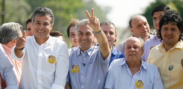 Azambuja faz sinal da vitória ao lado de Beto Richa (PSDB, à esq.), governador reeleito no Paraná, durante carreata em Naviraí