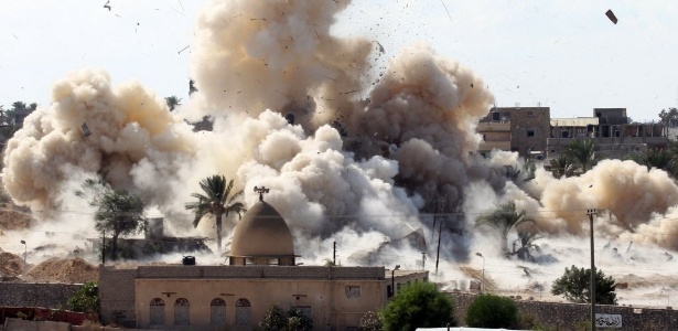 29.out.2014 - Fumaça cobre o céu da cidade egípcia de Rafah, após um bombardeio feito pelas forças de segurança do Egito, na fronteira com a faixa de Gaza
