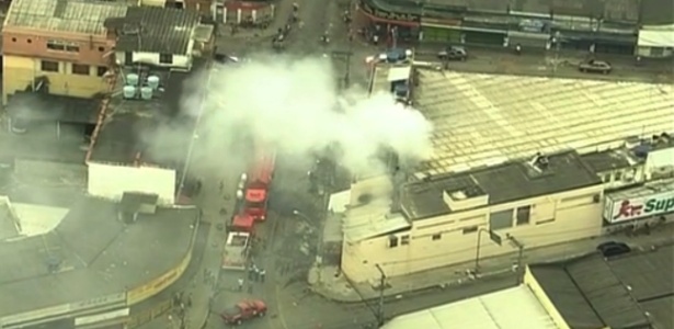 Imagens aéreas feitas pela "TV Globo" mostram a movimentação dos bombeiros acionados para apagar o incêndio no Supermarket, na manhã desta segunda (3)