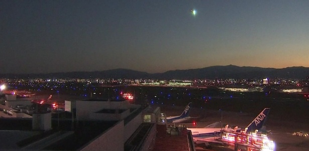 Uma câmera do aeroporto da província de Fukuoka, no sul do Japão, gravou imagens que mostram um objeto emitindo uma forte luz verde. Outra câmera, no porto de Hakata, capturou uma luz alaranjada