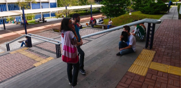 Candidatos aguardam amigos na saída do Enem 2014 em Curitiba - Lucas Pontes/UOL