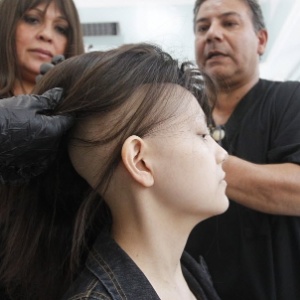 Adolescente ganha peruca após perder cabelo na quimioterapia