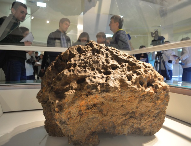 Fragmento de meteorito que foi retirado de um lago e exposto no museu de Tcheliabinsk, em Chelyabinsk, Rússia