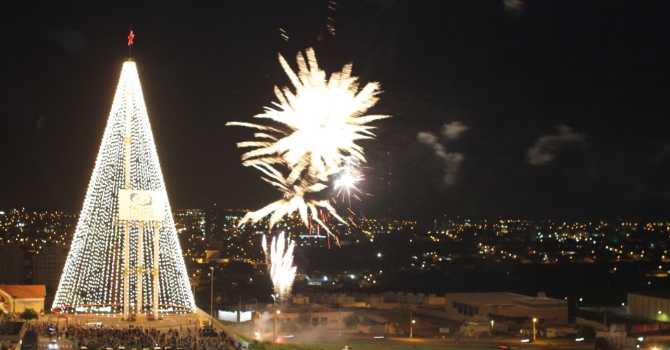 Resultado de imagem para ARVORES DE NATAL E CIDADE ENFEITADA 