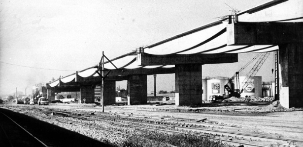 A ponte Rio-Niterói em construção em 1972