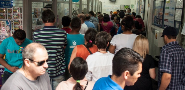 22.nov.2014 - Lotérica com grande movimentação de apostadores em São Paulo