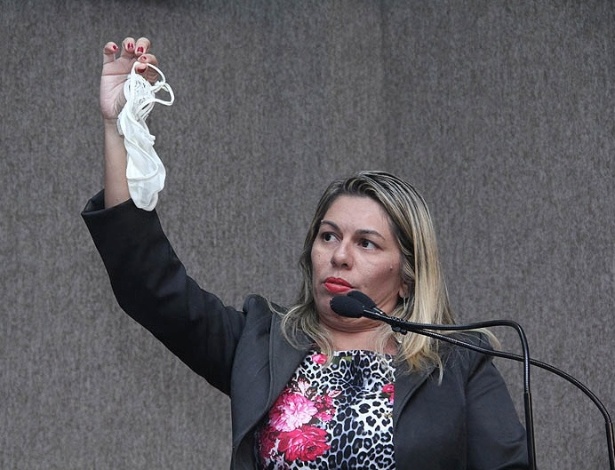 A vereadora Lucimara Passos (PCdoB) durante discurso na Câmara de Aracaju em que tirou uma calcinha do bolso e mostrou aos colegas