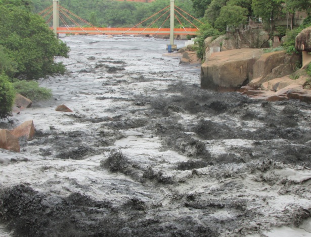 Rio Tietê poluído na altura da cidade de Salto (SP)