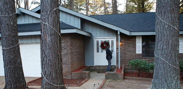 Casa onde um menino de 13 anos era mantido escondido atrás de uma parede falsa em Jonesboro, no Estado da Geórgia (EUA)