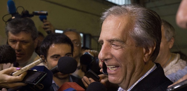 Pesquisa boca de urna indica que o candidato governista Tabaré Vázquez, 74, venceu o segundo turno das eleições uruguaias