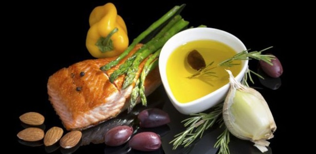 A chamada dieta mediterrânea é composta por frutas e legumes frescos, bem como aves e peixes, em vez de carne vermelha, manteiga e gorduras animais