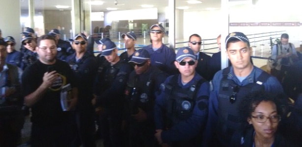 Homens da Polícia Militar do Distrito Federal reforçaram a segurança na portaria da Câmara na manhã desta quarta