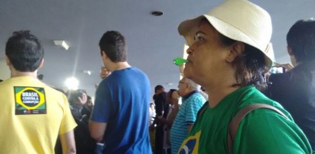 Contra tumultos em atos, organizadores pedem uso de apitos - Leandro Prazeres/UOL
