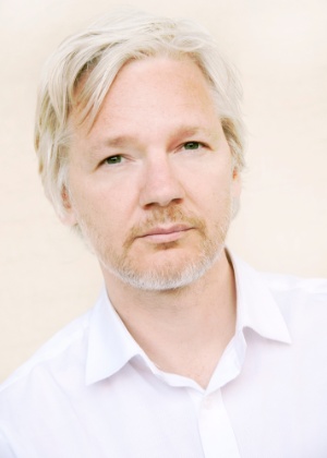 Julian Assange é fundador do WikiLeaks, atualmente está refugiado na Embaixada do Equador em Londres