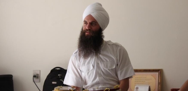 Davi Pantuzza Marques, que adotou o nome de Simranjeet Singh Khalsa, é adepto do movimento Sikh Dharma, de origem indiana