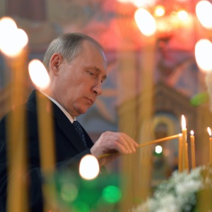 8.dez.2014 - O presidente russo Vladimir Putin visita a Igreja do Venerável Sérgio de Radonezh em Tsarskoye Selo