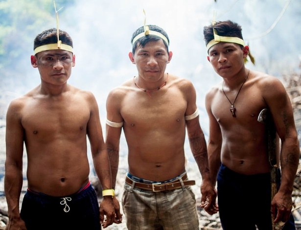 Guerreiros munducurus de diferentes partes do rio se unem para preparar o campo de batalha contra