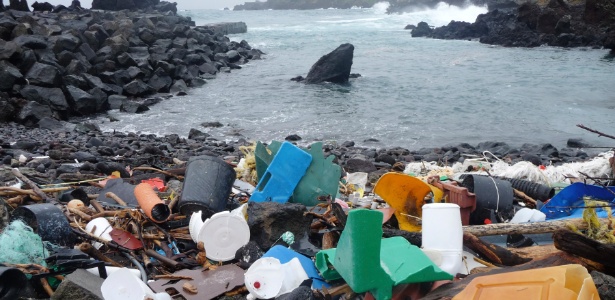 Detritos de plástico cobrem encosta de uma praia em Açores, Portugal