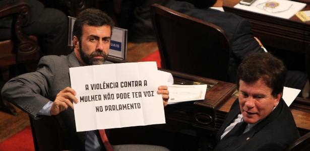 Deputado estadual Marcelo Freixo (à esq.), ao lado de Wagner Montes (PSD), segura cartaz em protesto contra o deputado federal Jair Bolsonaro (PP-RJ)