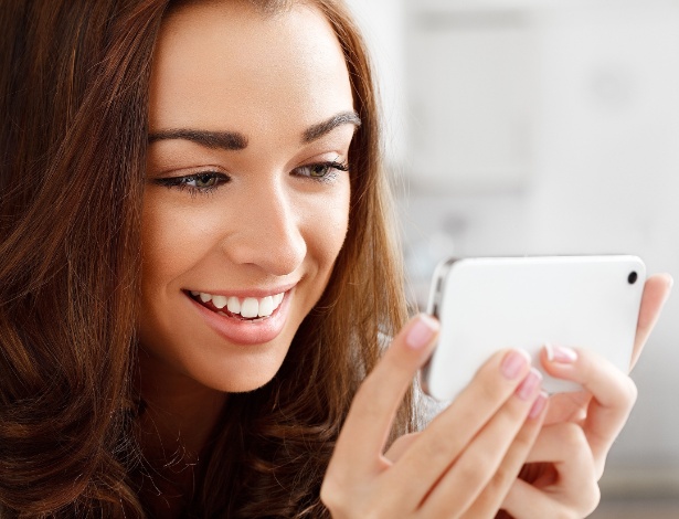 Adolescente usa celular para ver mensagens: mais sujo do que banheiro, segundo especialistas