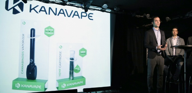 16.dez.2014 - Criadores do "KanaVape" -- cigarro eletrônico de maconha -- apresentam o produto em entrevista coletiva em Paris