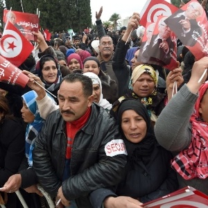 17.dez.2014 - Partidários do candidato à Presidência da Tunísia e ex-premiê Beji Caid Essebsi, 88, acenam com bandeiras