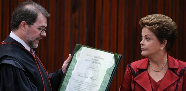 Dilma recebeu o diploma de presidente da República das mãos do presidente do TSE (Tribunal Superior Eleitoral), ministro Dias Toffoli