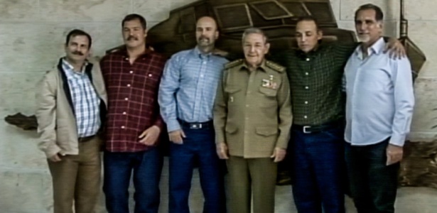 Hernández (terceiro da esq. para a dir., ao lado de Raúl Castro) é símbolo da aproximação